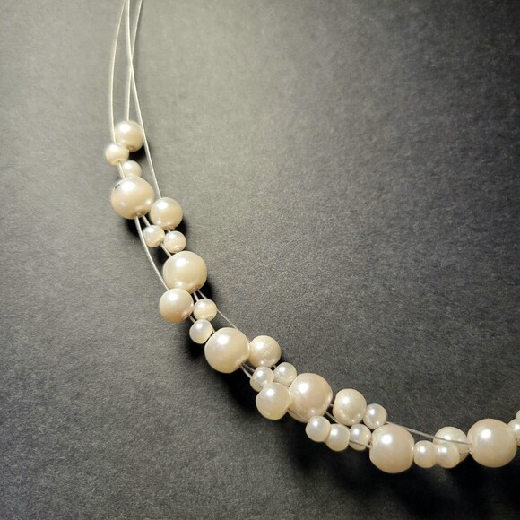 Triple strand faux pearl short necklace - Picture 6 of 8